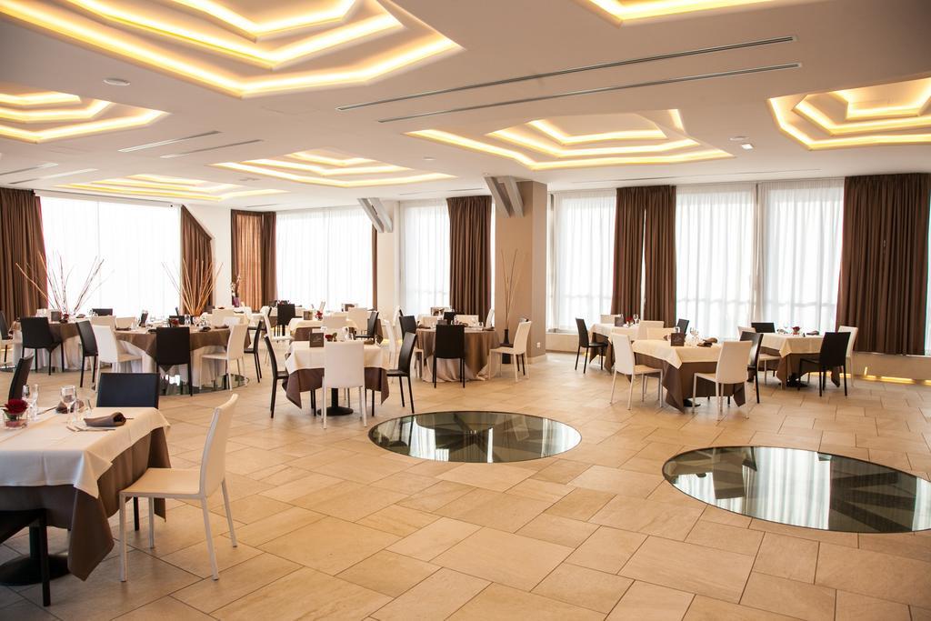 4 Hotel