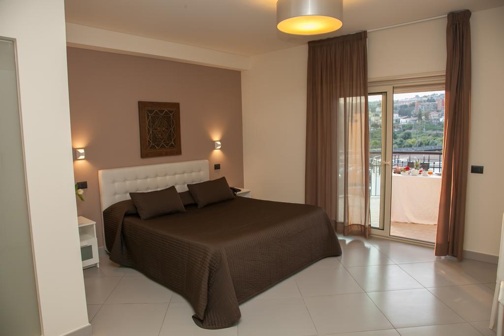 4 Hotel